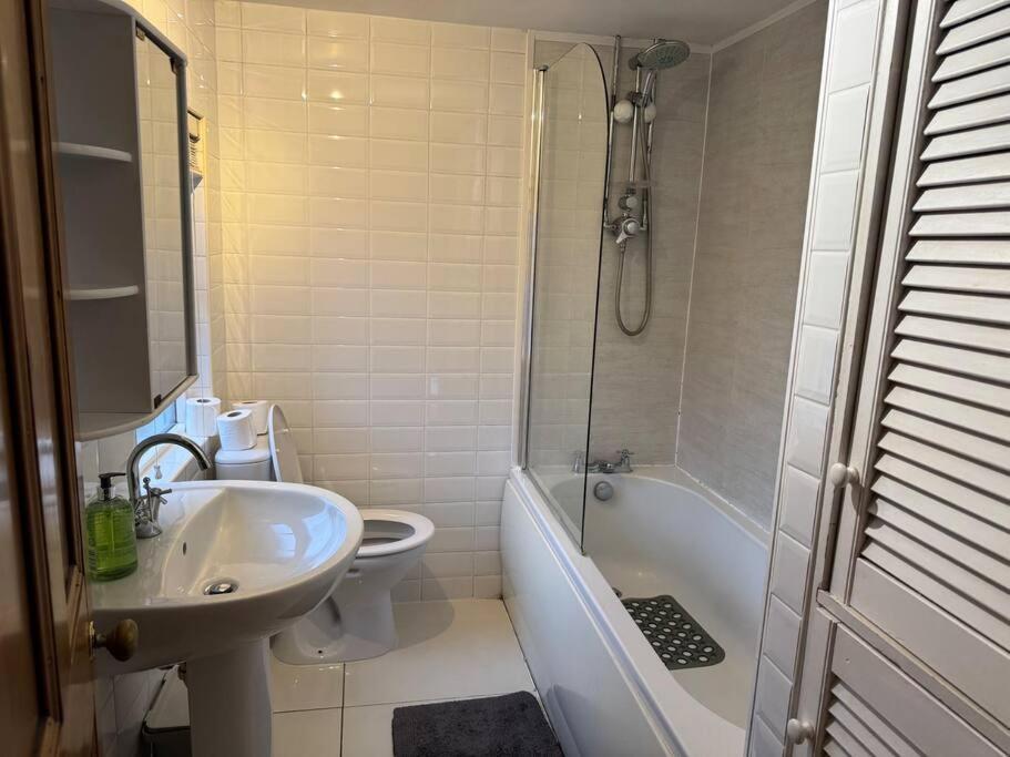 Stylish, Spacious And Central 4 Bedroom House เบลฟาสต์ ภายนอก รูปภาพ